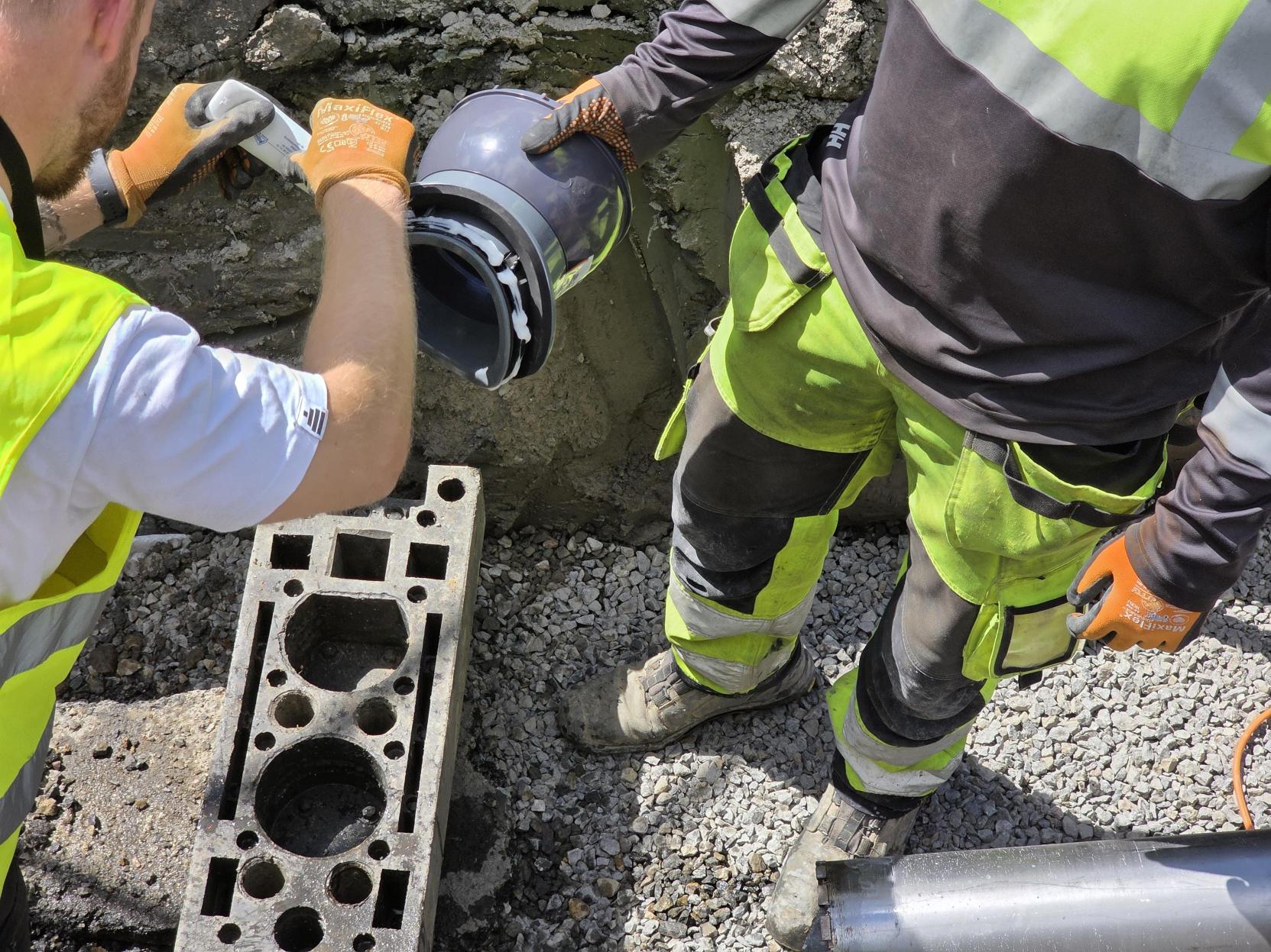Montörer förbereder Becon 225 inför installation i Tyresö