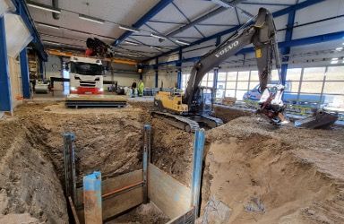 spontning-inomhus-industribyggnad Swing-in spontsystem installerat inomhus vid djup schaktning i industrilokal med begränsad takhöjd